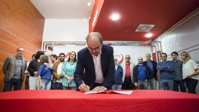 El secretario general del PSOE aragonés y candidato en las primarias a la reelección, Javier Lambán, ha dado este lunes el primer paso en su campaña.