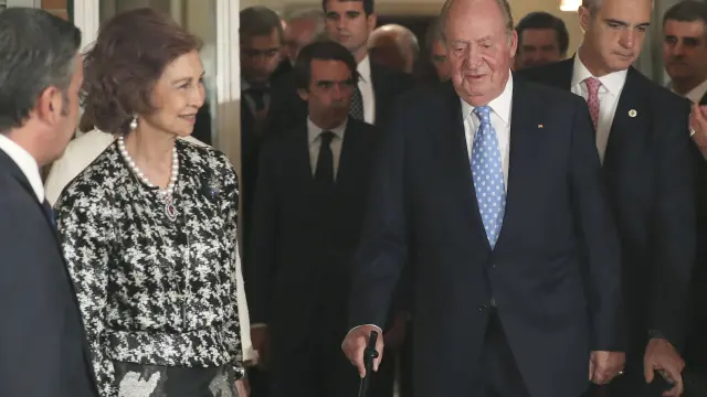 Don Juan Carlos y doña Sofía, con Aznar al fondo, este lunes.