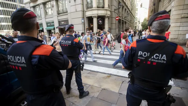 Agentes de los mossos en las calles de Barcelona.