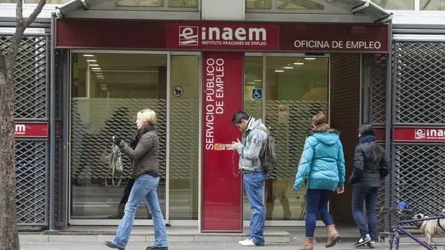 Varias personas, en la puerta de una oficina del Inaem en Zaragoza.