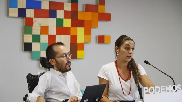 La portavoz de Podemos, Noelia Vera, y el secretario de Organización, Pablo Echenique.
