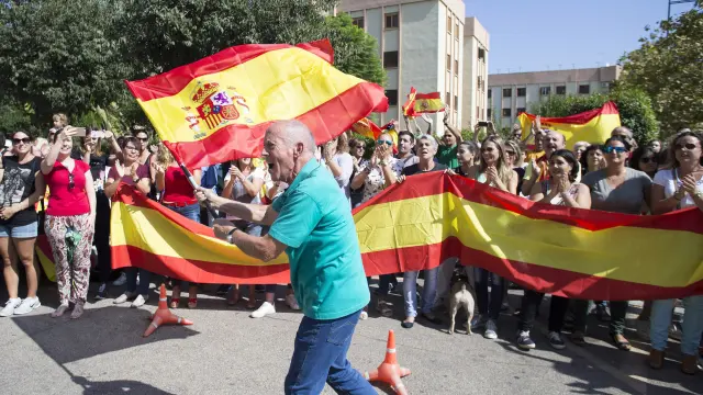 Varias banderas de España en la despedida a la Guardia Civil en Castellón.