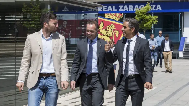 Lalo Arantegui, Christian Lapetra y Natxo González, director deportivo, presidente y entrenador, respectivamente, en el mes de junio, en la presentación del técnico.
