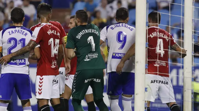 Imagen de los momentos previos a la jugada que desembocó en la roja a Borja.
