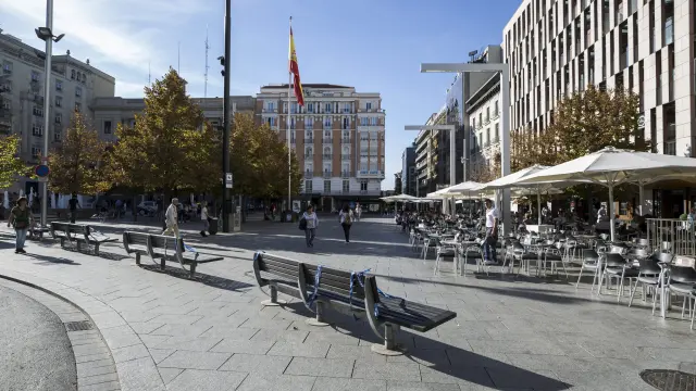 Blindaje en la plaza de España con nueve bancos nuevos