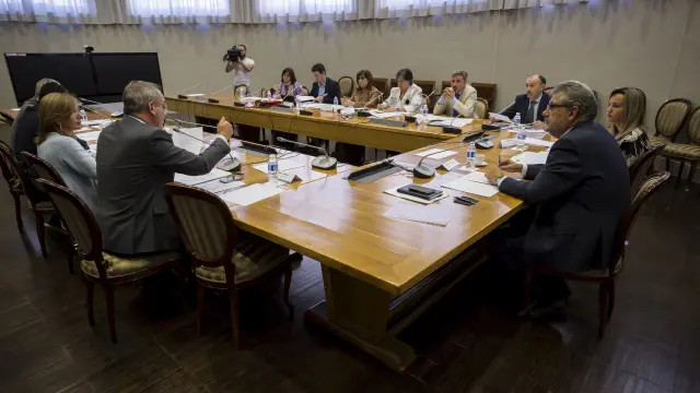 Un momento de la reunión de la comisión mixta del Gobierno aragonés y la Universidad celebrada este martes