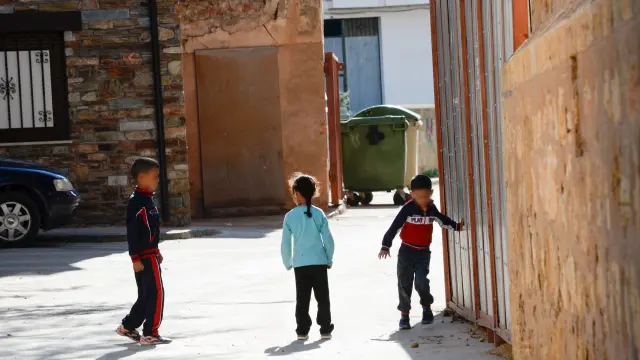 Varios niños juegan en la calle aledaña al colegio en el municipio turolense de Villel.