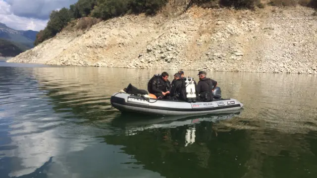 La unidad acuática de los Mossos d'Esquadra localizó los cuerpos cuando uno flotaba en el agua y el otro se encontraba sobre una pared lateral.