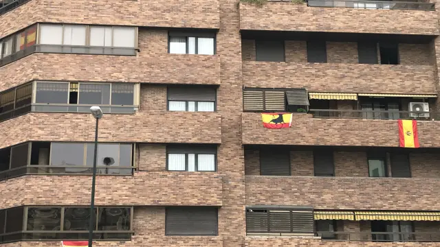 Banderas de España colgando de balcones en Zaragoza