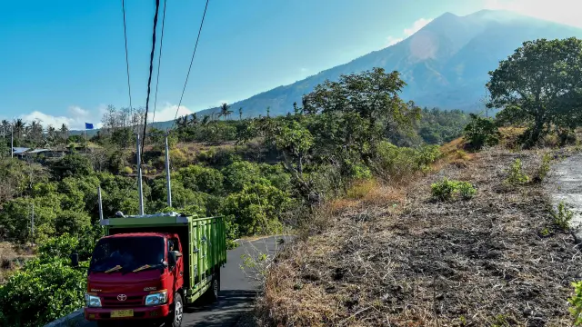 El riesgo de erupción del volcán Agung, en el fondo, ha obligado a evacuar a miles de personas.