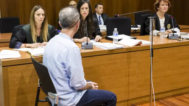 El acusado, Francisco Canela Grima, delante de sus abogadas, Soraya Laborda y Laura Vela, y la fiscal, en la Audiencia Provincial de Zaragoza.