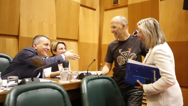 Carmelo Asensio, portavoz de CHA en el Ayuntamiento de Zaragoza quien ha defendido la moción en el pleno, bromea con Fernando Rivarés.