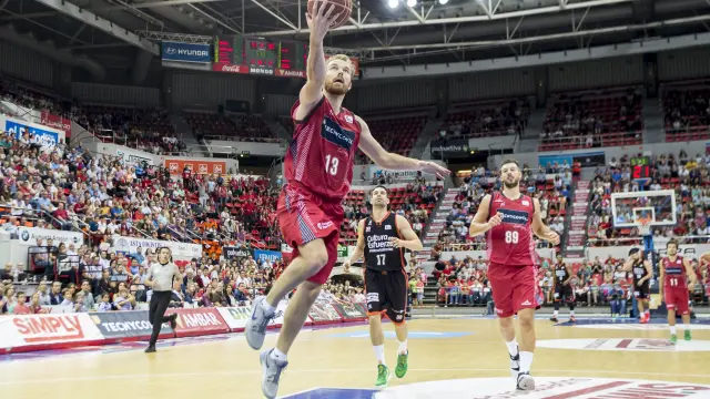 Gecevicius penetra a canasta durante el primer partido de la pasada temporada 2016-17 ante el Valencia Basket en el Príncipe Felipe.