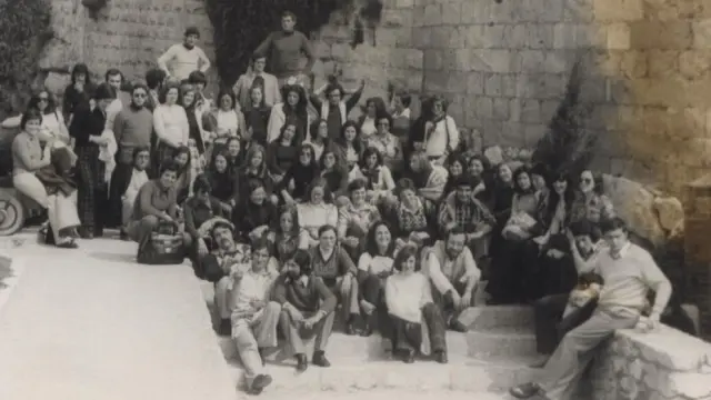 La promoción de 1974 de Magisterio de Huesca, en abril de ese año, en las murallas de Tarragona
