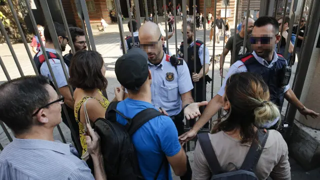 Agentes de la policía catalana evitan que alumnos accedan a un colegio electoral