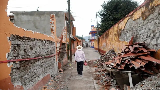 Un hombre atraviesa una calle de México DF, tras el terremoto