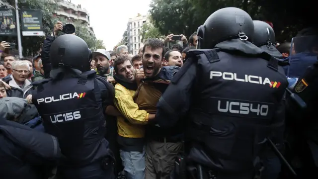 Momento de tensión durante la celebración del referéndum ilegal en Cataluña