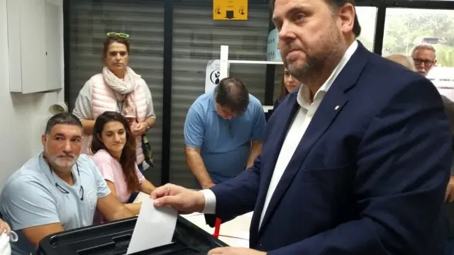 Fotografía publicada en el Twitter de ERC del vicepresidente del Govern, Oriol Junqueras, quien ha votado en una escuela de Sant Vicenç dels Horts