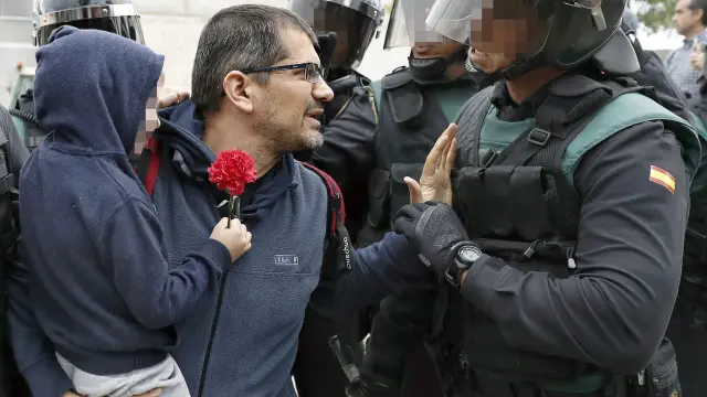 La Guardia Civil protege a un niño que estaba con su padre entre los manifestantes