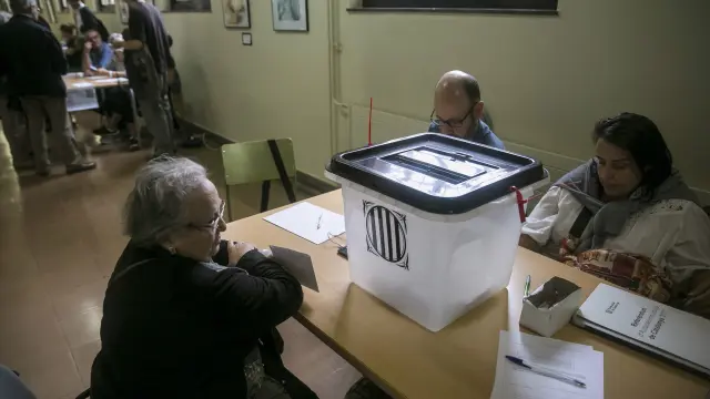 Personas votando en el referéndum sobre la independencia de Cataluña, suspendido por el Tribunal Constitucional.