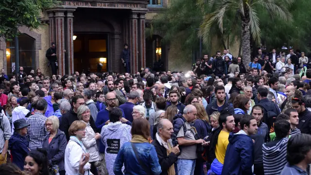 Gente esperando para acceder a votar en un colegio de Barcelona