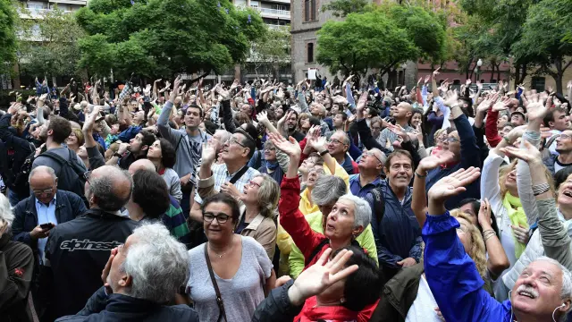 Cientos de personas esperan en Barcelona para poder votar.