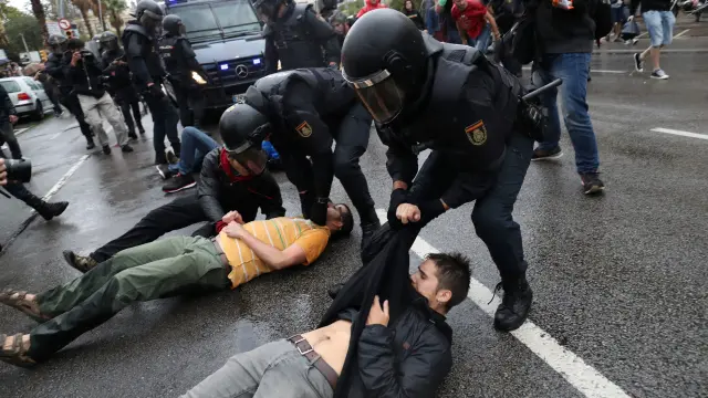 Un herido en la cara por una pelota de goma durante una carga en Barcelona