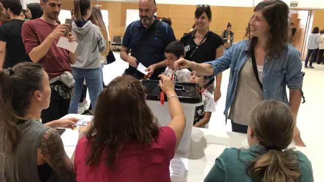 Varias personas votan en un colegio de Tarragona