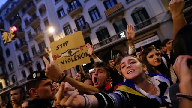 Unos 600 estudiantes protestan ante la Jefatura de la Policía Nacional en Barcelona