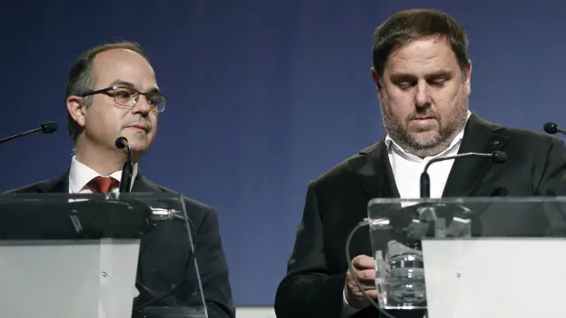 El vicepresidente de la Generalitat, Oriol Junqueras (d), y el conseller de la Presidencia, Jordi Turull