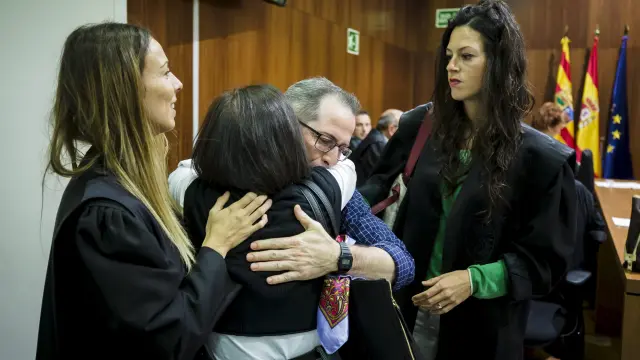 El acusado, Francisco Canela, abraza a su hermana Isabel tras conocer el veredicto del jurado, en presencia de sus abogadas Soraya Laborda y Laura Vela.
