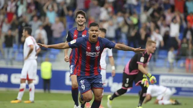 Cucho Hernández celebra el segundo gol del Huesca, que supuso la victoria ayer en El Alcoraz.