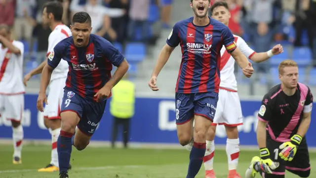 Gonzalo Melero corre junto a Cucho Hernández en la celebración del definitivo 2-1 del Huesca ante el Rayo Vallecano.