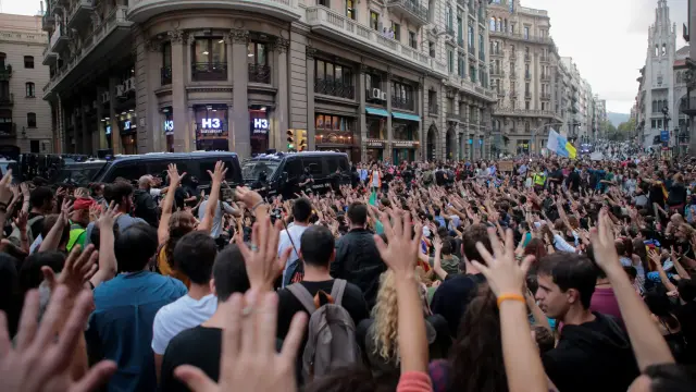 Los estudiantes levantan sus manos en una protesta frente a la Jefatura de la Policía Nacional