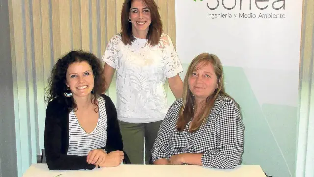 De pie, Patricia Salas. Sentadas, Marta Mercadal (izda.) y Clara Portero (dcha) en la empresa Sonae.