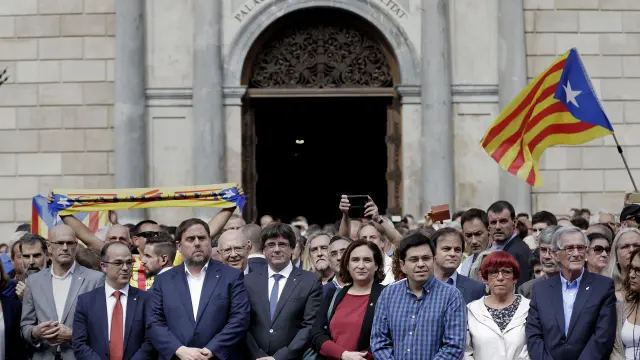 En el centro de la plaza se han situado Puigdemont y Colau, junto a otros miembros del Gobierno catalán y del Ayuntamiento de Barcelona, como el vicepresidente de la Generalitat, Oriol Junqueras.