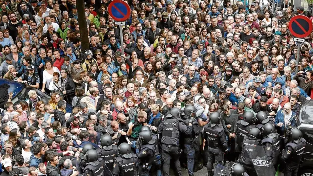 Cordón policial de los agentes Antidisturbios en el colegio Ramón Llull de Barcelona.