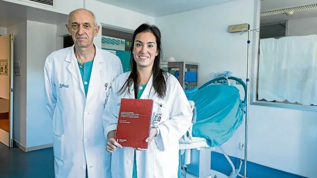 El jefe de Obstetricia, SergioCastán, y la autora del estudio, la doctora Isabel González.