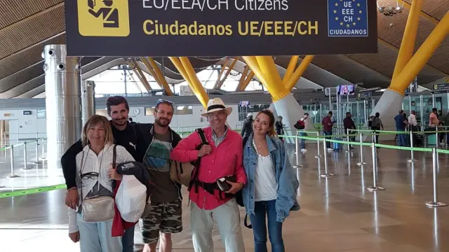 La familia López Miguel, ya de regreso en el aeropuerto de Barajas.