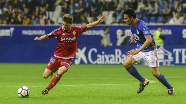 Febas, en una jugada de ataque del Real Zaragoza este lunes en Oviedo.