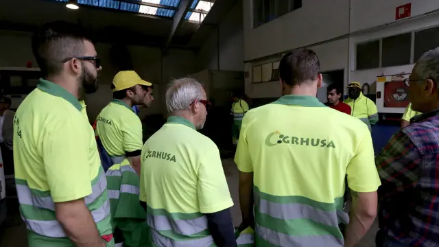 Trabajadores de la limpieza viaria de Huesca subrogados por Grhusa desde el 1 de julio de este año se reunieron con el concejal responsable de remunicipalización