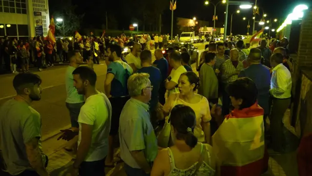 Decenas de personas concentradas este martes en Fraga.