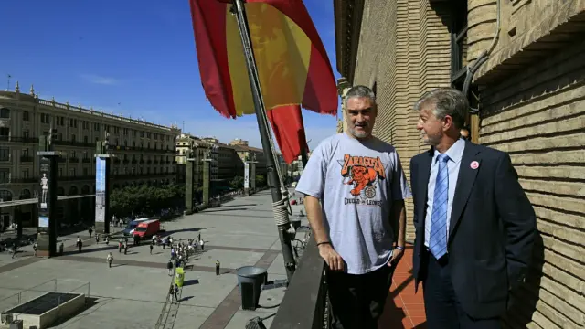 Kase. O, el pregonero de este año, con el alcade de Zaragoza en el balcón del Ayuntamiento