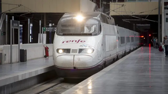 Imagen de archivo de un  tren AVE en la estación de Delicias de Zaragoza.
