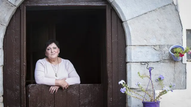 Mari Cruz Casas, en la puerta de su hogar-taller.