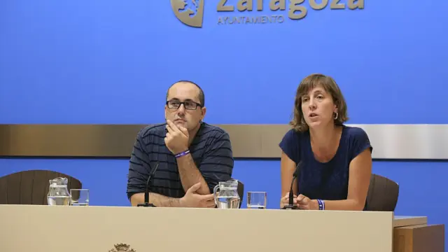 Alberto Cubero y Teresa Artigas, este miércoles, en el Ayuntamiento de Zaragoza.