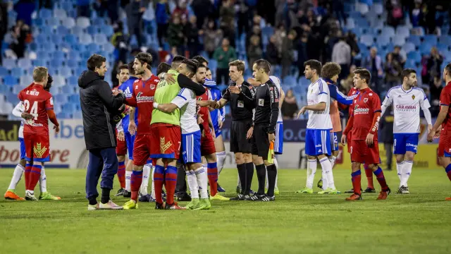 Pizarro Gómez saluda a los jugadores después del último Zaragoza-Numancia en La Romareda.