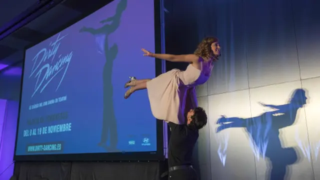 Eva Conde y Christian Sánchez interpretaron el famoso salto en el acto de presentación.