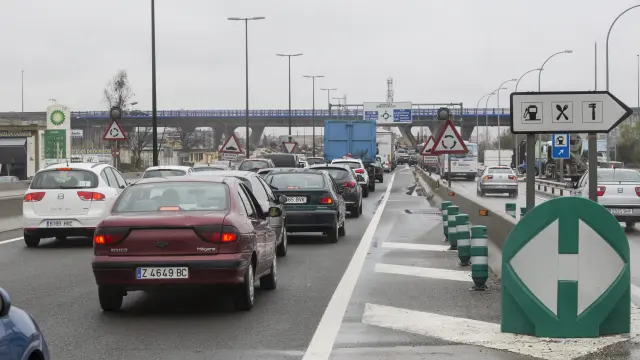 Los atascos en la entrada a las ciudades (en la imagen, el acceso a Zaragoza) generan mucho estrés a los conductores.