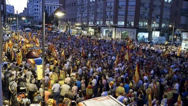Miles de personas provistas de banderas de España gritaron consignas contra Puigdemont y la deriva independentista.